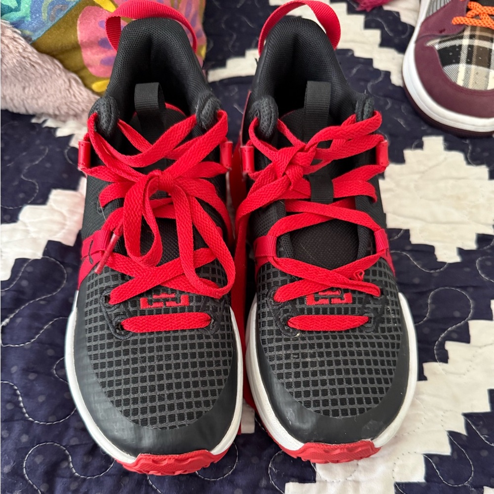 Nike Lebron Witness 7 boys basketball shoes